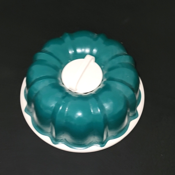 10" Bundt cake pan with storage/carry handle - Picture 9 of 12